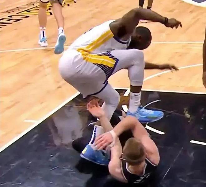 开云体育直播-尼克斯横扫湖人B队，萨博尼斯完成帽子戏法的简单介绍