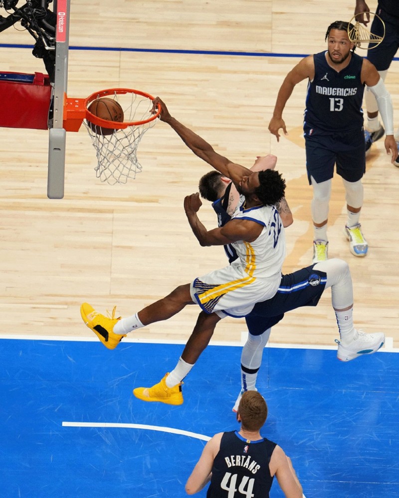 开云体育在线-关于威金斯暴扣得手，勇士主场大胜太阳的信息