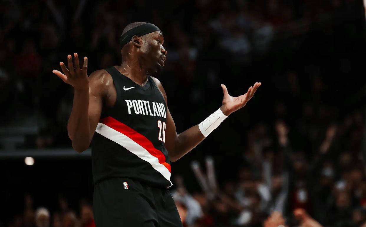 包含老鹰新秀球员逐渐崭露头角，球队前景看好的词条