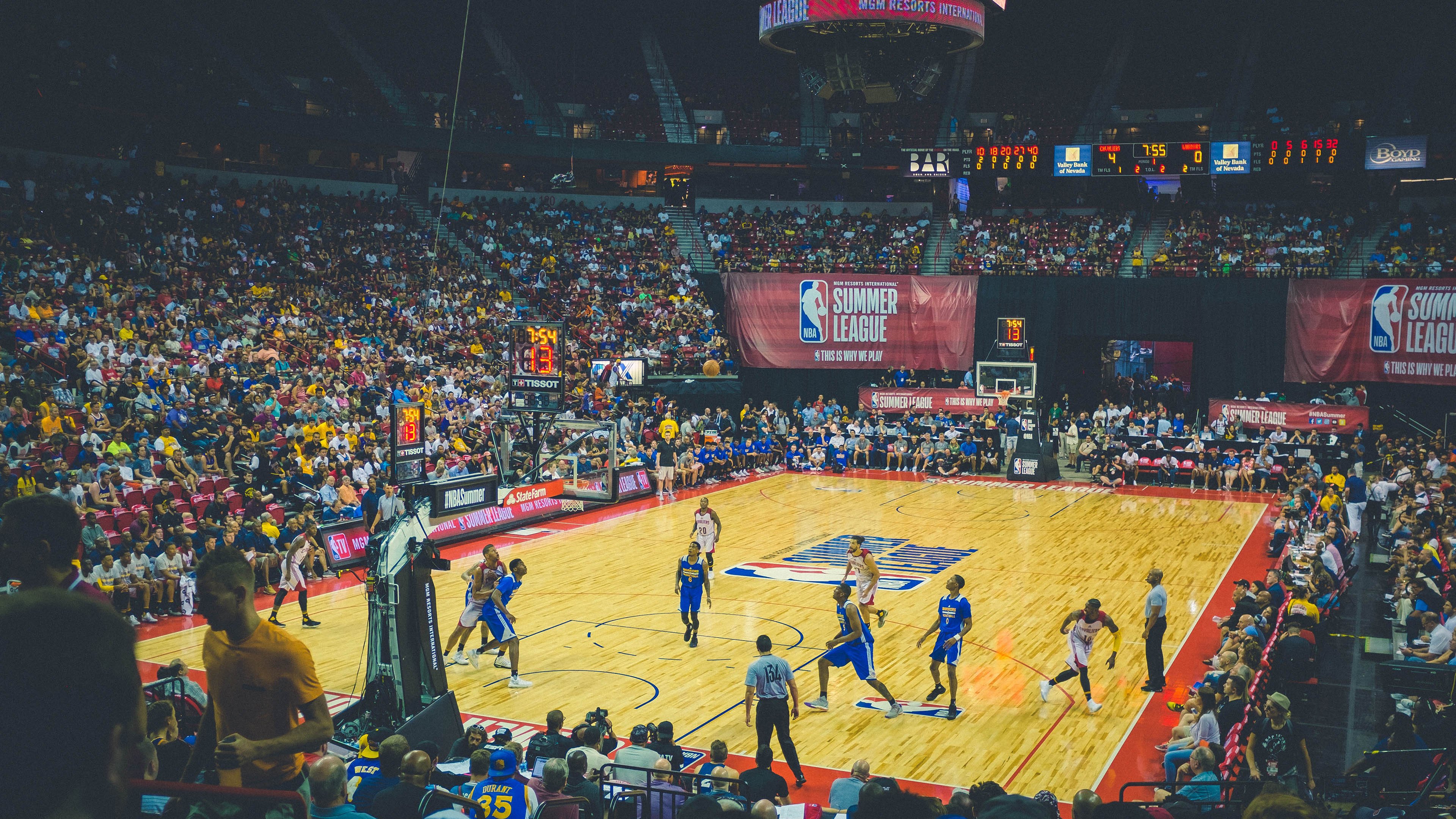 绿茵场外的赛道狂飙，当摩洛哥爆冷与德里赫特接管F1争冠