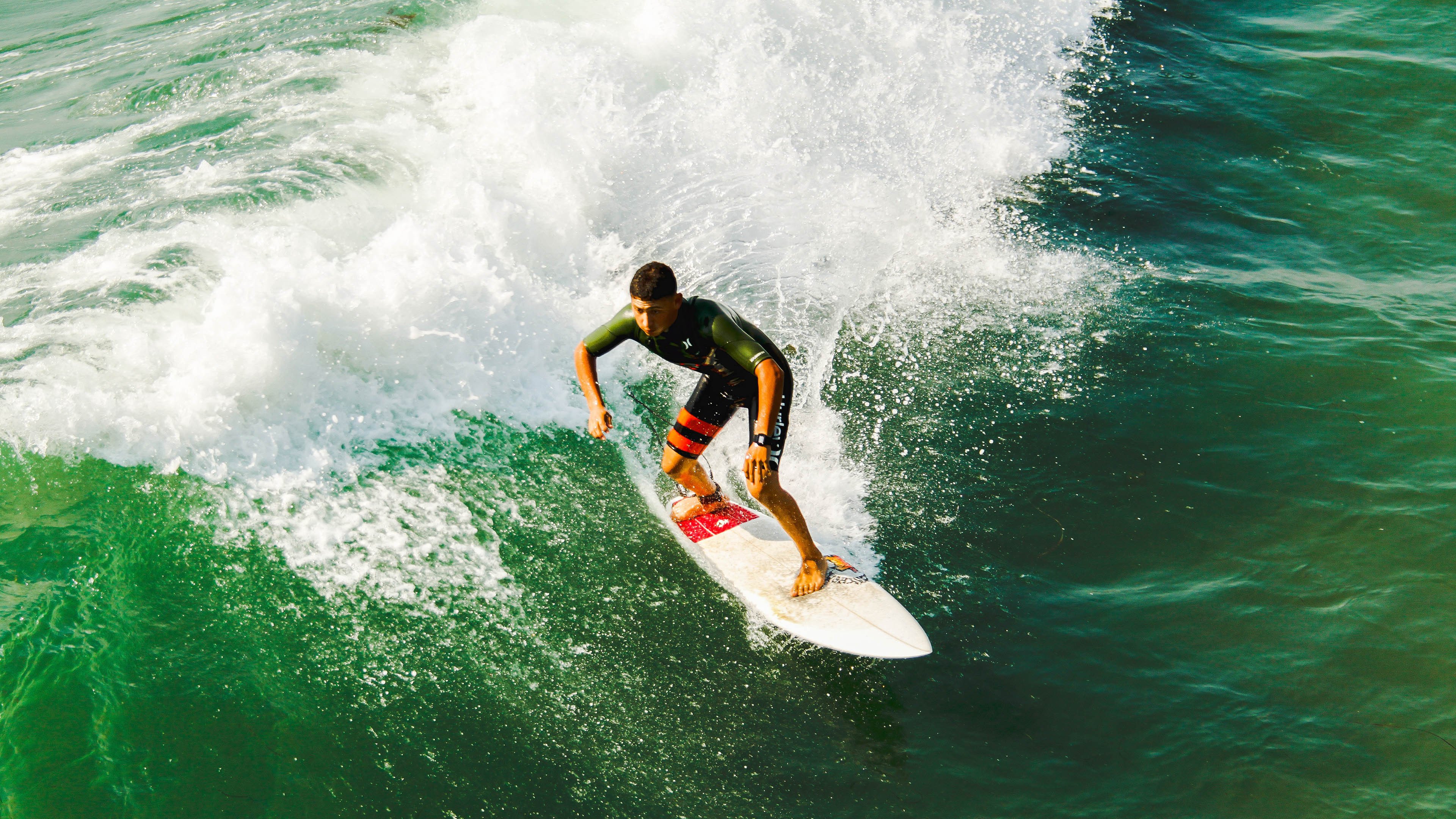 组合确实很有话题性，充满了竞技体育的反差与戏剧张力。我们先来扩展思维，构思一个既能涵盖意外结果又能突出个人英雄主义的标题